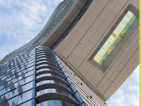 抓住最后机会，入住北美首个悬空泳池高层公寓